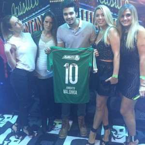 Mulher de Valdivia aproveita ausência do chileno e tira casquinha de Luan Santana
