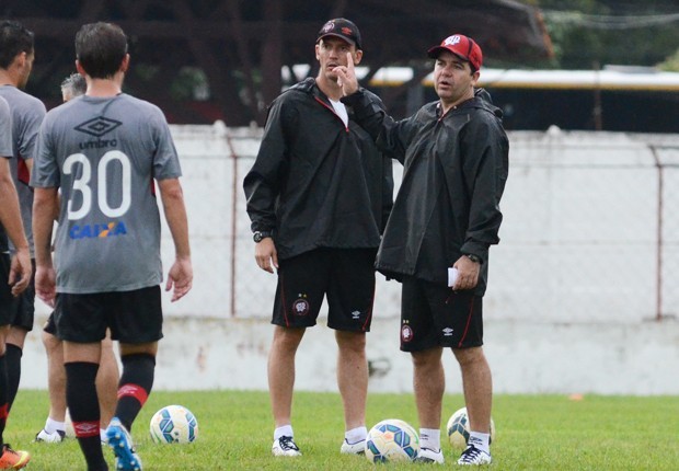 Enderson Moreira apostou na conversa com os jogadores para corrigir os erros apresentados diante do Londrina