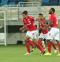 Bandeirinha toma bolada e quebra instrumento em jogo da Copa do Brasil