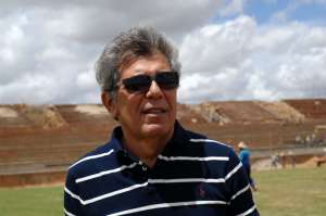 Presidente do Globo-RN joga cadeira em treinador após goleada na Copa do Brasil