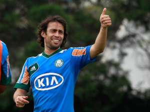 Valdivia disputa coletivo, dá assistência e deve estrear em 2015 pelo Palmeiras