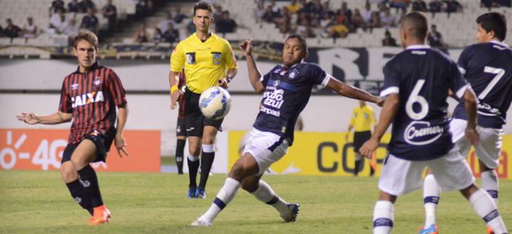 Mesmo com salários atrasados, os jogadores do Remo foram valentes e buscaram o empate com o Atlético-PR no Mangueirão