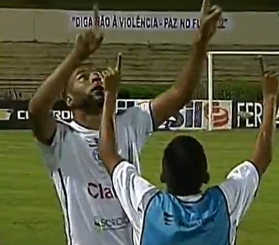 Jogadores do São Bento comemoram um dos gols que garantiram a presença do time na elite do ano que vem