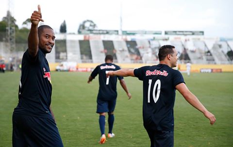 Edmilson comemora um de seus dois gols pelo Red Bull