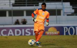 Com Vanderlei lesionado, Santos pode contratar Henal, do São Bento