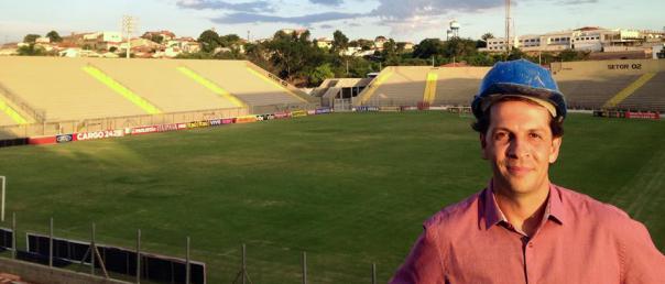 Prefeito Rodrigo Proença na frente da bela Arena Capivari, que recebeu com comodidade ate mesmo a Fiel Torcida do Corinthians