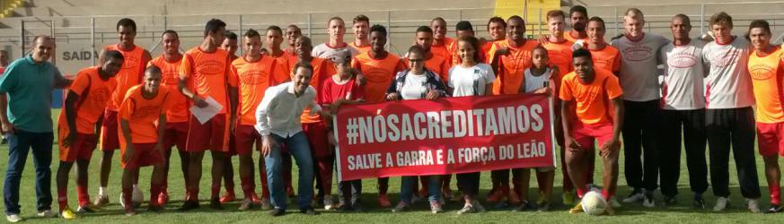 Prefeito Rodrigo Proença segura a faixa de apoio ao lado do elenco do Capivariano antes do último treino do Leão Vermelho
