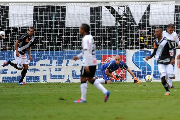 Roger marca segundo gol da Ponte Preta e Júlio César, do Corinthians, observa no chão