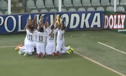 Jogadores comemoram o gol de número 5 mil do Santos em Campeonatos Paulista