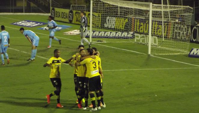 São Bernardo não se esforçou para golear o lanterna Marília, que só tinha 11 jogadores em campo e um goleiro na reserva