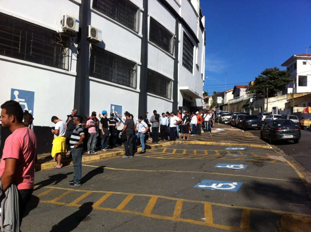 Mais de 300 torcedores da Ponte Preta amanheceram à frente do Majestoso