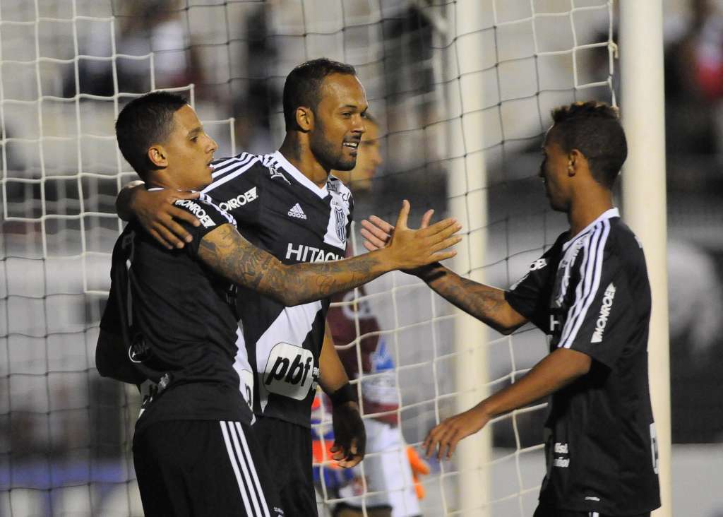 Roni, Bruno Silva e Biro Biro comemoram: Ponte Preta encara o melhor do Brasil, o Corinthians - Rodrigo Villalba/AFI