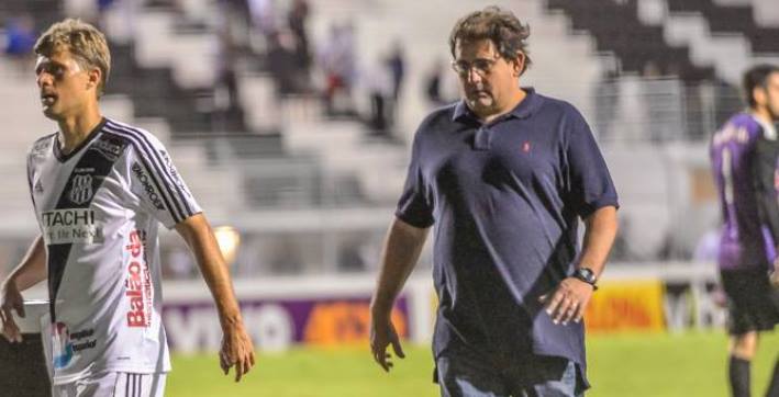 Além dos treinos secretos, Guto Ferreira molhou gramado do CT da Ponte Preta para simular o estado do campo da Arena Corinthians - Fábio Leoni/Ponte Press