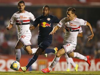 Edmilson, entre os adversários, teve duas chances de marcar, mas não conseguiu.