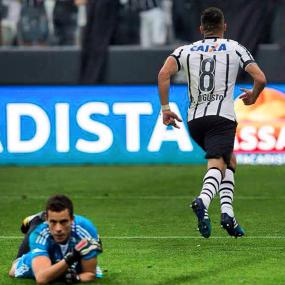 Renato Costa, camisa oito, fez o gol e saiu para comemorar com a Fiel