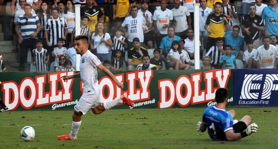 Luca Lima roubou a bola da defesa, passou pelo goleiro Roberto e empurrou para as redes.