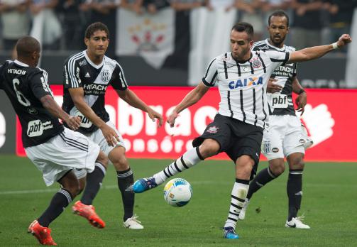 Renato Augusto acerta o chute cruzado após a ajeitada de Vagner Love