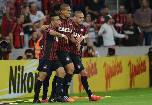 Jogadores do Atlético-PR comemoram primeiro gol da partida - Divulgação