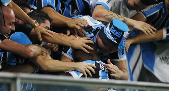 Lincoln de apenas 17 anos fez o segundo gol do Grêmio e foi comemorar com a galera