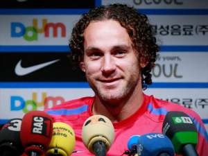 Estudiantes anuncia ex-zagueiro Milito como novo técnico e deixa Sabella livre para o São Paulo