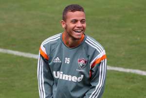 Atlético-PR e Goiás tentam contratar Rafinha do Fluminense