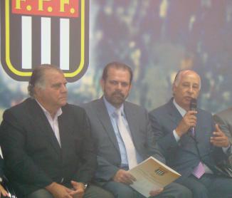 Reinaldo Carneiro, ao centro, agora na presidência da FPF com conhecimento amplo do Interior