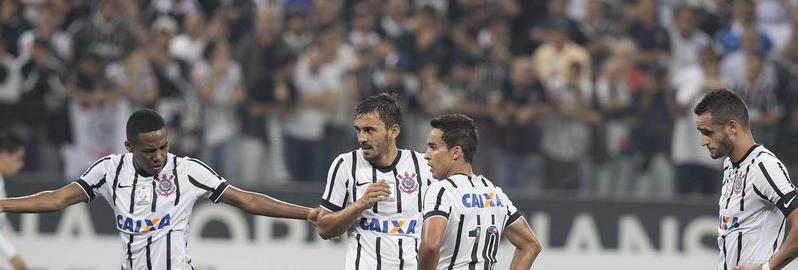 jogadores do Corinthians tentam acertar o time na base da conversa. No fundo, mais de 41 mil Fiéis. Foto: Agência Corinthians