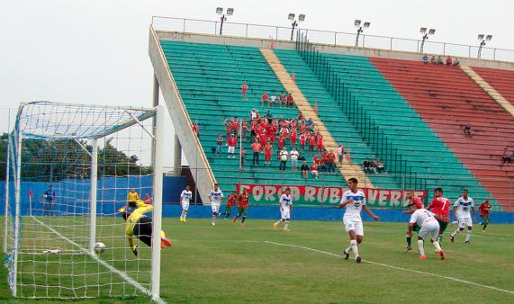 Vinícius marca o gol da vitória da Santista em cima do Diadema