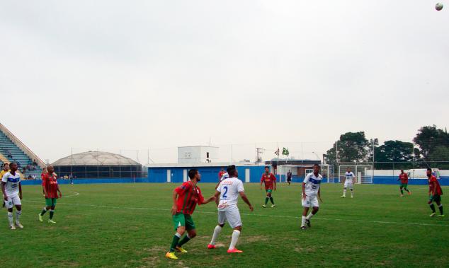 Diadema e Portuguesa Santista fizeram um jogo equilibrado. Na foto, observe a bola no alto do canto direito.