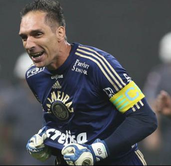 Capitão Fernando Prass, aos 36 anos, heroi após defender dois pênaltis para o Palmeiras.