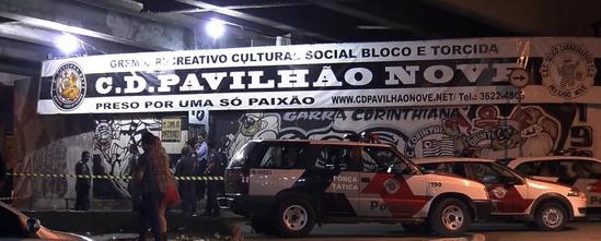Polícia em frente à sede da Pavilhão Nove: Crime estaria ligado ao tráfico de drogas