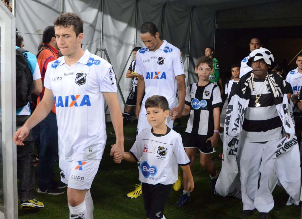 Ronaldo Mendes (à frente) jogou a Série B de 2014 pelo ABC