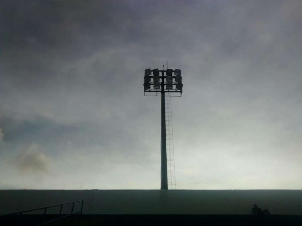 As torres de iluminação do estádio de Birigui foram danificadas