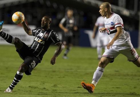 Vagner Love, ainda fora de ritmo, deixa torcida com saudade de Guerrero. Foto: Rubens Chiri - saopaulofc.net