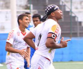 Viola marca primeiro gol e comemora com bandana na cabeça e tudo mais...Foto: Eduardo Toledo - www.otaboense.com.br