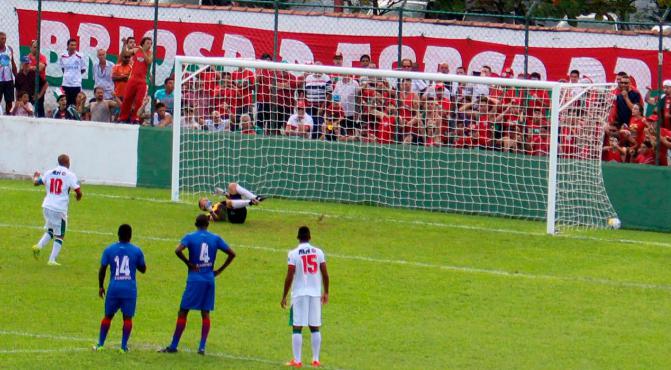 Ricardinho cobra pênalti com categoria e empata para a Briosa, que virou em cima da hora sobre o Guarulhos. Foto: Alberto Ferreira - Santista