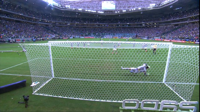 Vladimir conta com a sorte e o pênalti de Dudu vai no travessão