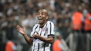 Renovação do contrato do atacante Emerson divide opiniões no Corinthians