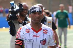 Aos 46 anos, Viola, aquele mesmo, se empolga com gol e pede chance na Seleção