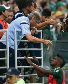 Oswaldo de Oliveira foi expulso na Arena Palestra, onde deu instruções da arquibancada