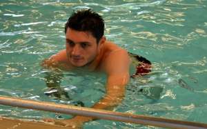 Dois meses após cirurgia, Denis inicia atividades na piscina no São Paulo