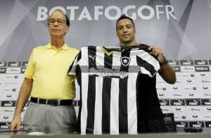 Apresentado pelo Botafogo, Daniel Carvalho diz que voltou ao futebol pelo filho