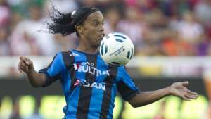Agente confirma saída de Ronaldinho do Querétaro, cobra R$ 10 mi do Galo, mas frustra brasileiros