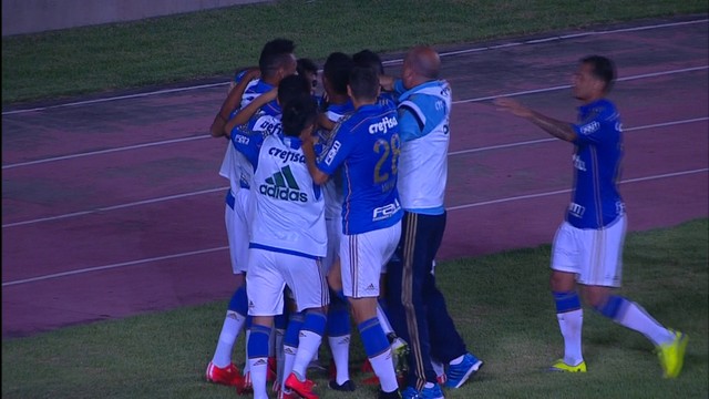 Cristaldo comemora o gol que abriu o placar no Castelão