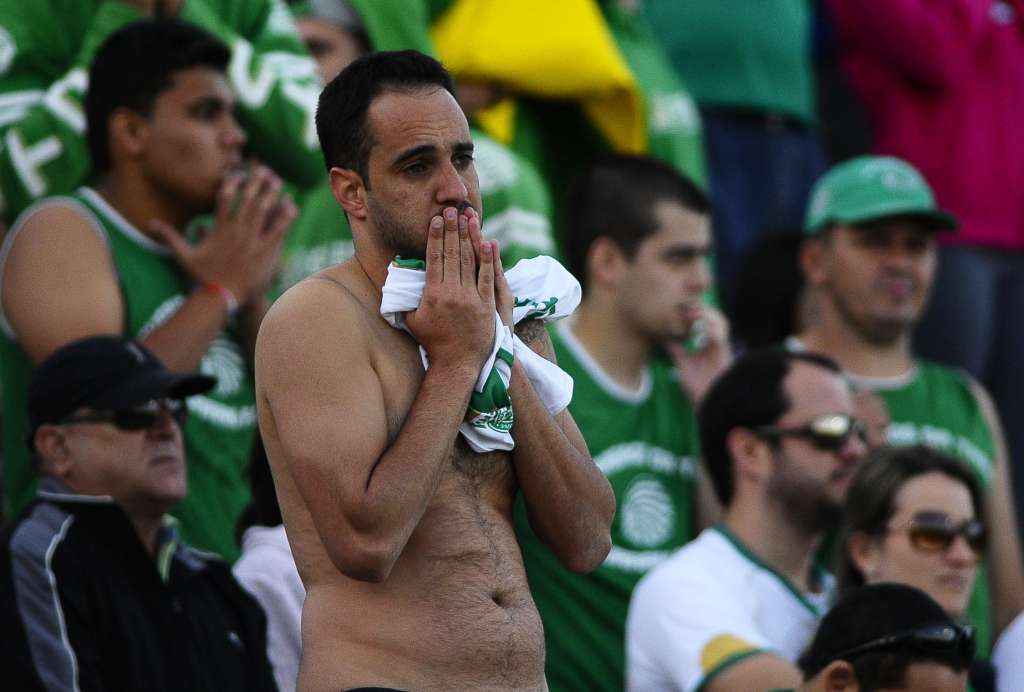 Torcedores do Guarani lamentam derrota em jogo: Bugre acumulou déficit de R$ 23 milhões em 2014 - Rodrigo Villalba/AFI