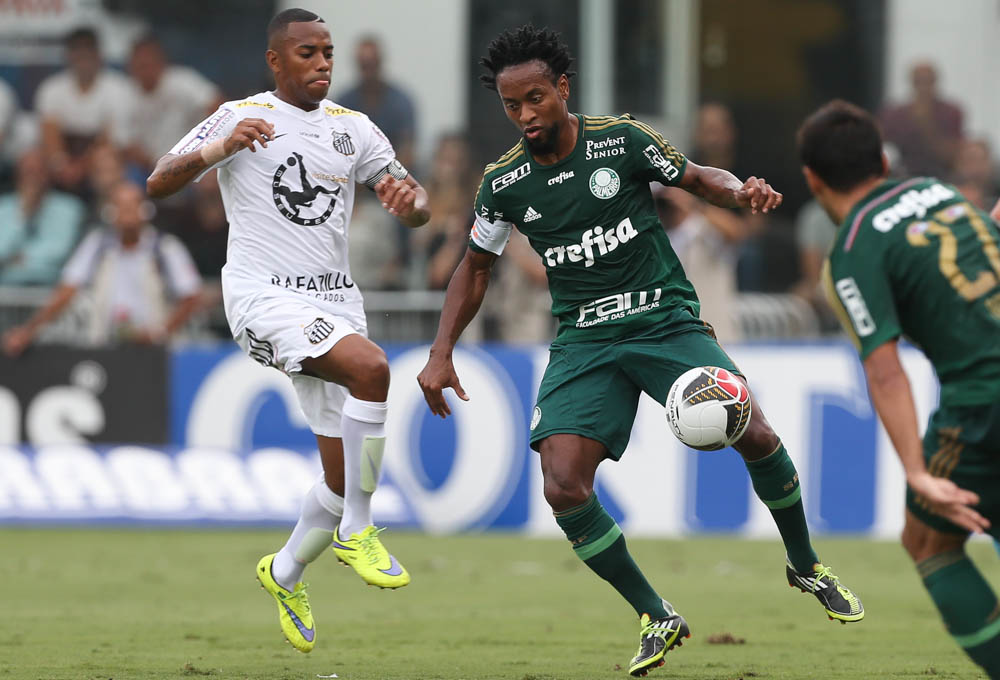 Disputa de bola entre os capitães Robinho e Zé Roberto. - Cesar Grecco / Agencia Palmeiras