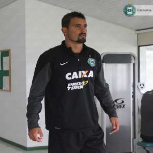 Coritiba contrata Leandro Silva, ex-zagueiro do Atlético-PR