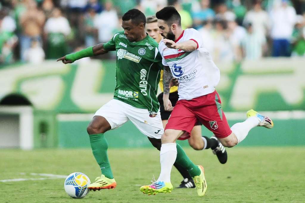 Leleco, do Velo Clube, disputa bola com Oziel, do Guarani: Atacante já chegou à Itápolis