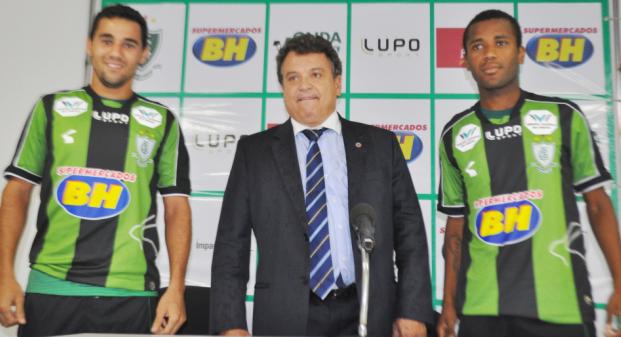 O atacante Willie, à esquerda, chegou empolgado emprestado pelo Vitória