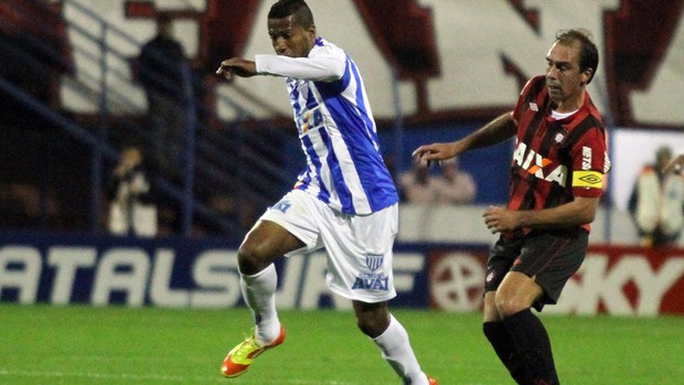 Pirão se destaca como meia, mas também sabe jogar como volante